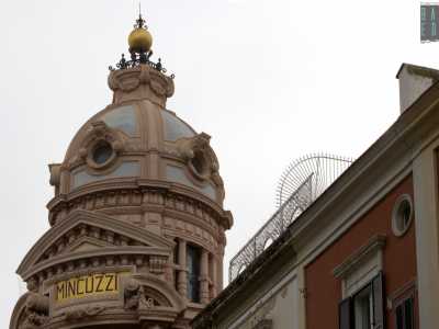 � suddiviso in cinque livelli, ricchissimi di fregi e decori di ogni genere, sovrastati da un�iconica cupola con globo aureo e da una scritta blu su sfondo dorato